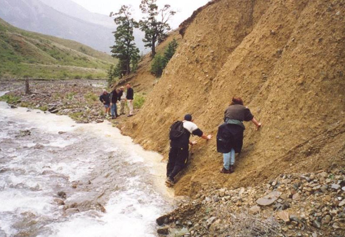 <p>Takerei Norton (Te Rūnanga o Ngāi Tahu) and Terrianna Smith (Te Taumutu Rūnanga) walking alongside a river during the Iwi Inspection of Glenthorne Pastoral Lease in 2001.&nbsp;Te Rūnanga o Ngāi Tahu Collection, Ngāi Tahu Archive, 2017-0271</p>